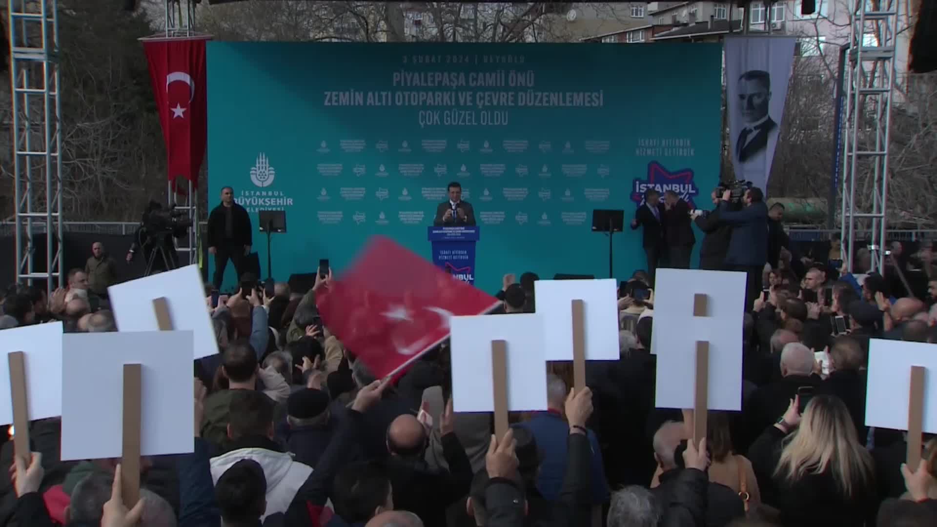  BİR YANINA HAYDAR ALİ YILDIZ’I BİR YANINA İNAN GÜNEY’İ ALAN İMAMOĞLU: “İNANÇLARIMIZI, MİLLİ DUYGULARIMIZI BU MESELENİN BİR PARÇASI YAPMADAN; İNSANINI DÜŞÜNEN SÜREÇLERİ ORTAYA KOYARAK HAK EDEN KİMSE, O KAZANSIN KARDEŞİM. BU KADAR BASİT”