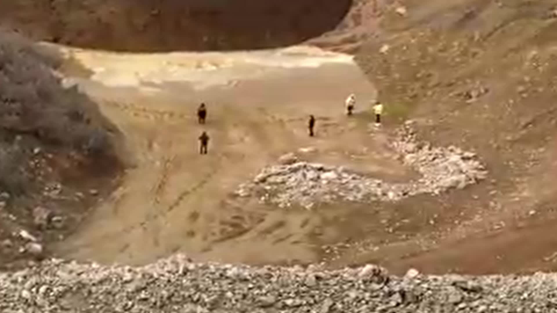  İLİÇ ÇÖPLER MADENİNDE  KAYAN ZEHİRLİ TOPRAKTA PERSONELİN ALDIĞI NUMUNE GÖRÜNTÜLERİNE ANKA ULAŞTI...  "VANA PATLAMIŞ SU BURADAN ÇIKIYOR"