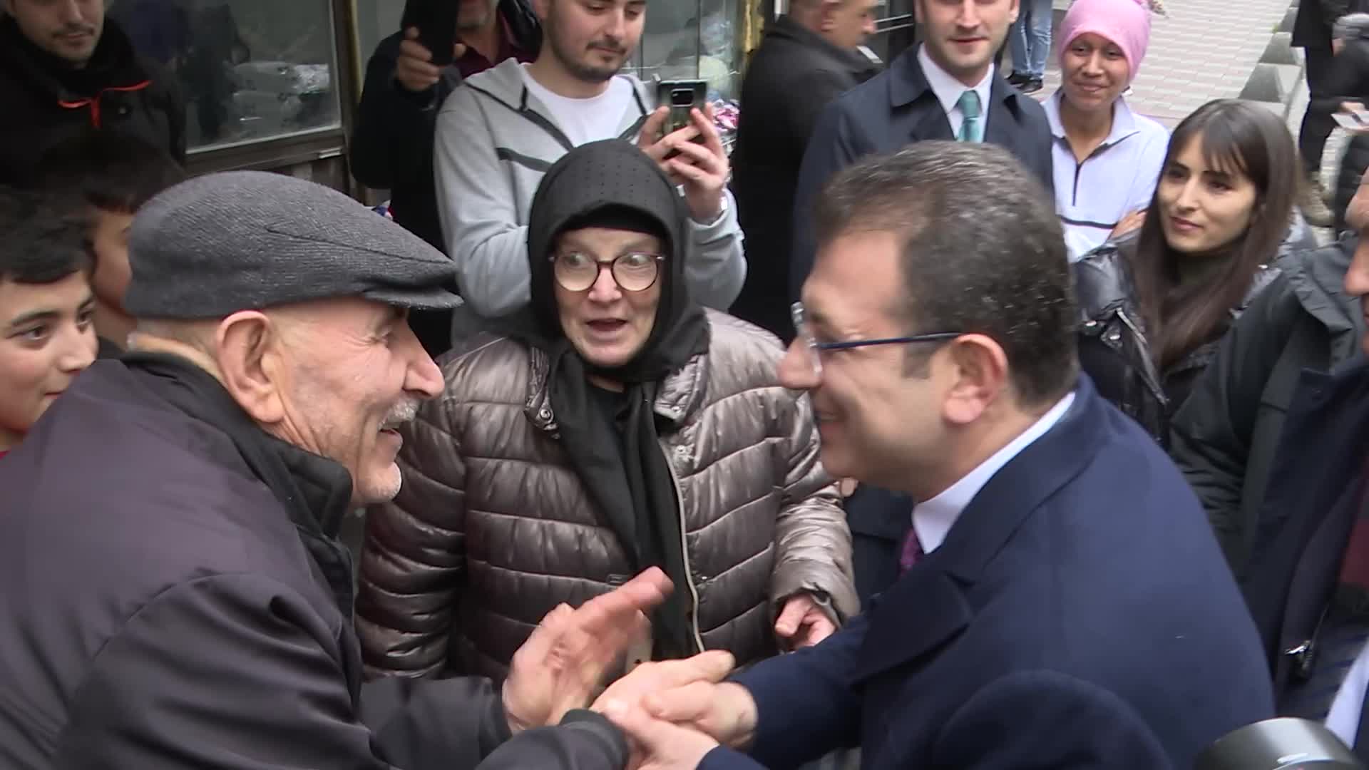  İMAMOĞLU'NDAN ERDOĞAN'IN TEHDİT DİLİNDEN YAKINAN VATANDAŞA: KİMSE TEHDİT EDEMEZ. ONLARA DERS VERECEĞİZ 