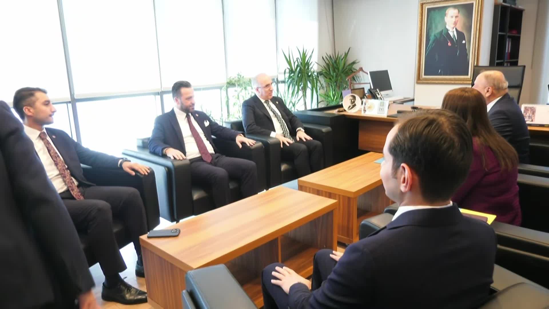  İYİ PARTİ'YE SİYASİ PARTİLERDEN BAYRAM ZİYARETİ...OKTAY VURAL: "ARTIK SEÇİM BİTTİ. BÜTÜN SİYASET DÜNYASI VATANDAŞIN VERDİĞİ MESAJLAR DOĞRULTUSUNDA HAREKET ETMELİ"