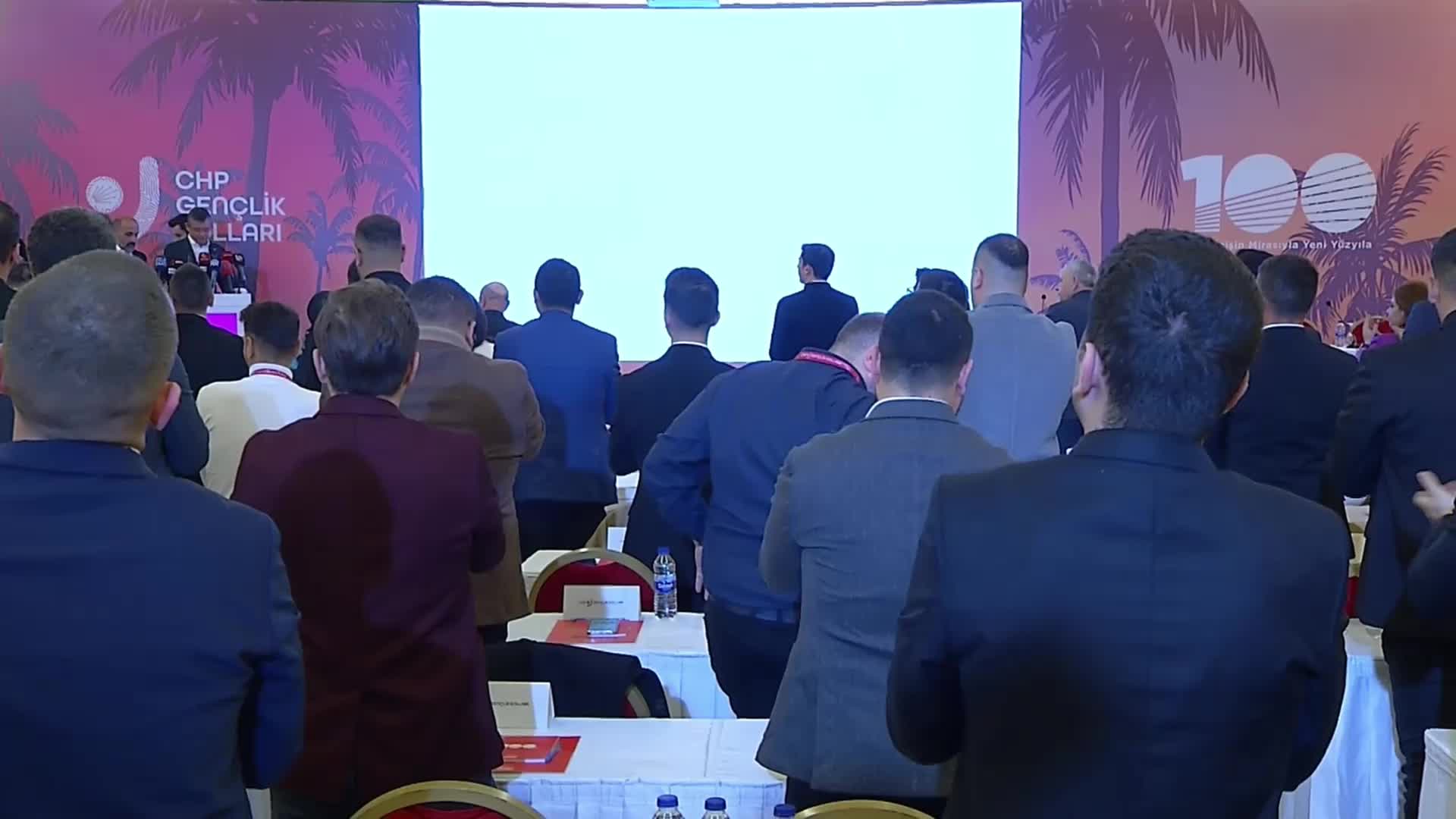    ÖZGÜR ÖZEL, CHP GENÇLİK KOLLARI’NA SESLENDİ: “BÜTÜN GENÇLERE DEMOKRASİNİN YENİDEN KURULUŞUNUN MÜMKÜN OLDUĞUNU, BÜTÜN ÖZGÜRLÜKLERİN YAŞANABİLECEĞİNİ, GERÇEK BİR DEMOKRATİK CUMHURİYETE KAVUŞACAĞIMIZI, ANLATMANIZ GEREKİYOR”