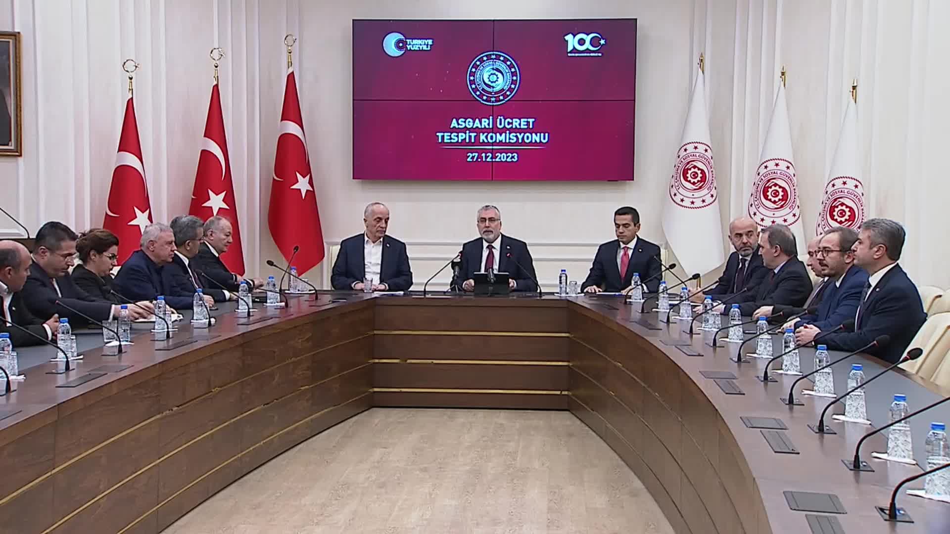2024 YILI ASGARİ ÜCRETİ 17 BİN 2 TL OLARAK AÇIKLANDI… TÜRK İŞ BAŞKANI ATALAY: “TALEBİMİZ 18 BİN LİRAYDI, YILDA İKİ KERE MÜZAKERENİN YAPILMASIYDI. HERKES İKİ DAKİKA DÜŞÜNSÜN, BU ÜCRETLE GEÇİNİLEBİLİR Mİ?”