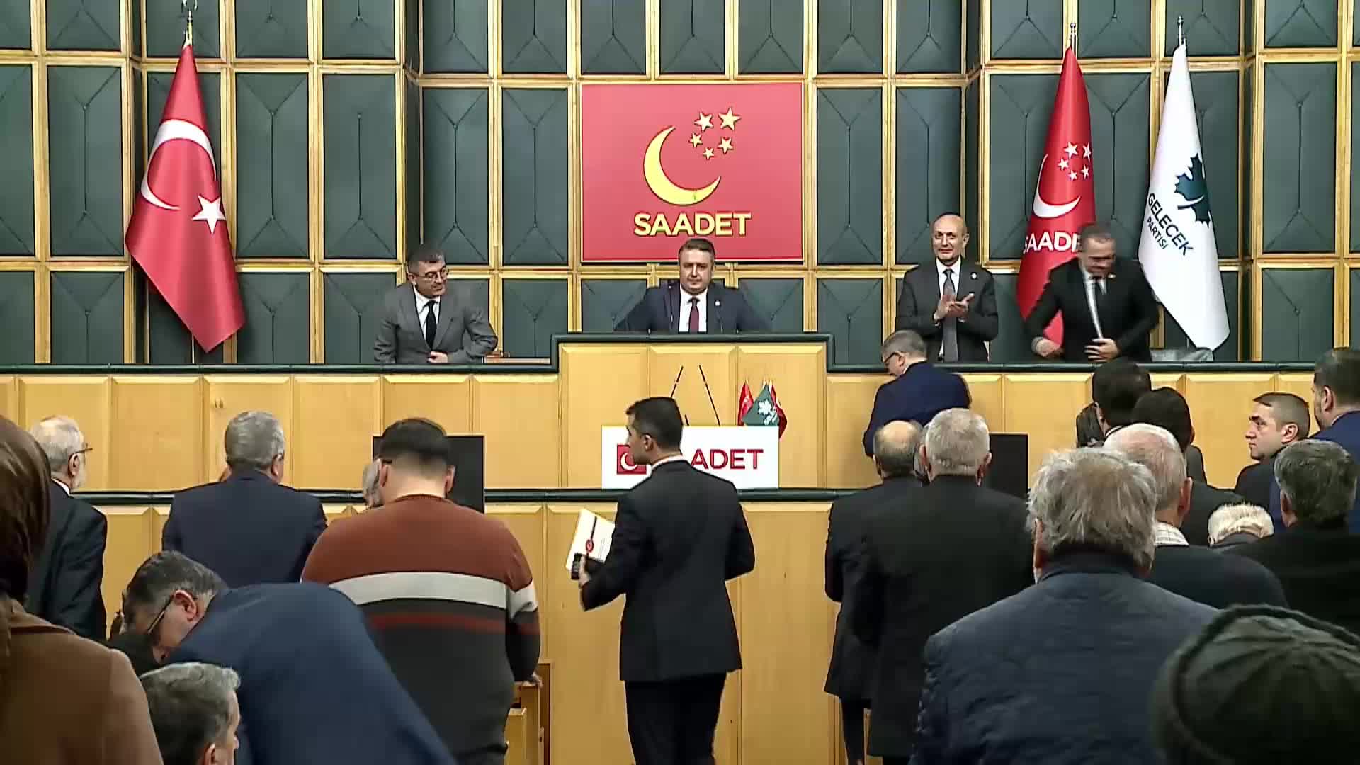 AHMET DAVUTOĞLU: '2024 YILI EMEKLİLER YILI' DENMİŞSE, EMEKLİLERE ALLAH UZUN ÖMÜR VERSİN AMA GÖMME YILI DEMEKTİR" 