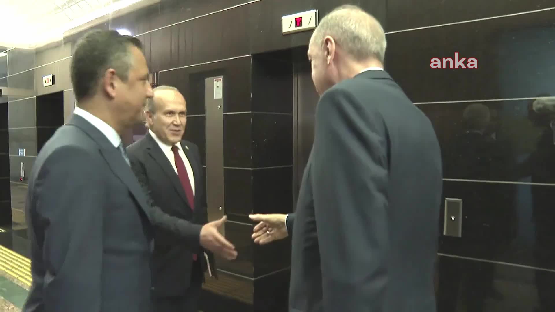 AK PARTİ VE CHP LİDERLERİ ARASINDAKİ GÖRÜŞME BİR BUÇUK SAAT SÜRDÜ