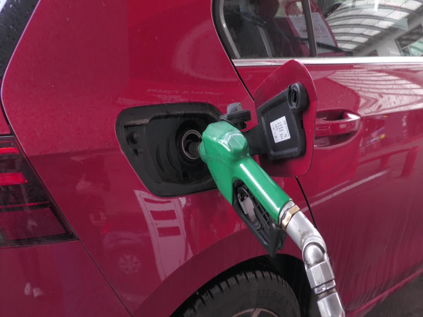 AKARYAKIT ZAMLARI SÜRÜCÜLERİ İSYAN ETTİRDİ!  "ZAMLARI TAKİP EDEMEZ OLDUK ARABAYI SATMAYI BİLE DÜŞÜNÜYORUM" "KONTAĞI ÇEVİRDİĞİM AN 2-3 LİRA YAKIYOR"