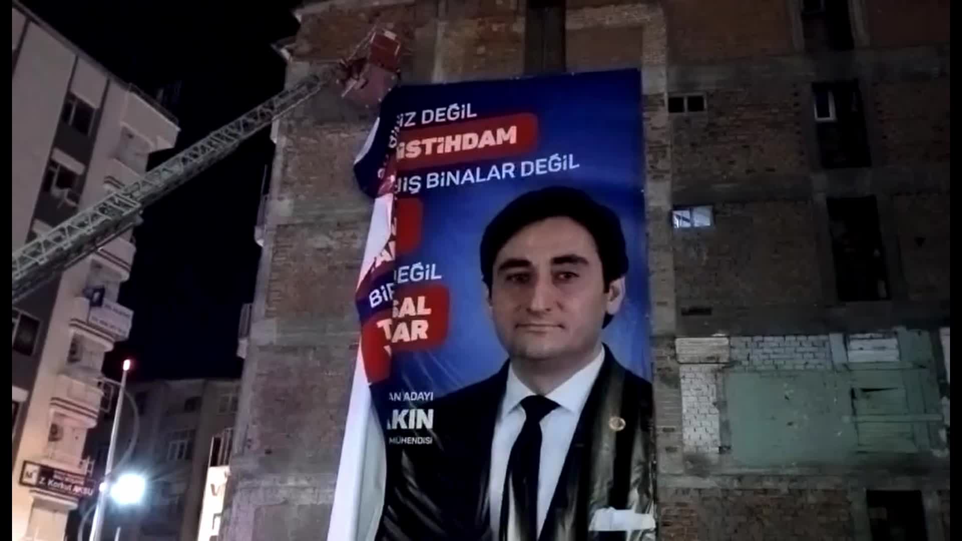 AKP’Lİ ELAZIĞ BELEDİYESİ, SAADET PARTİSİ BELEDİYE BAŞKAN ADAYININ PANKARTLARINI İNDİRDİ