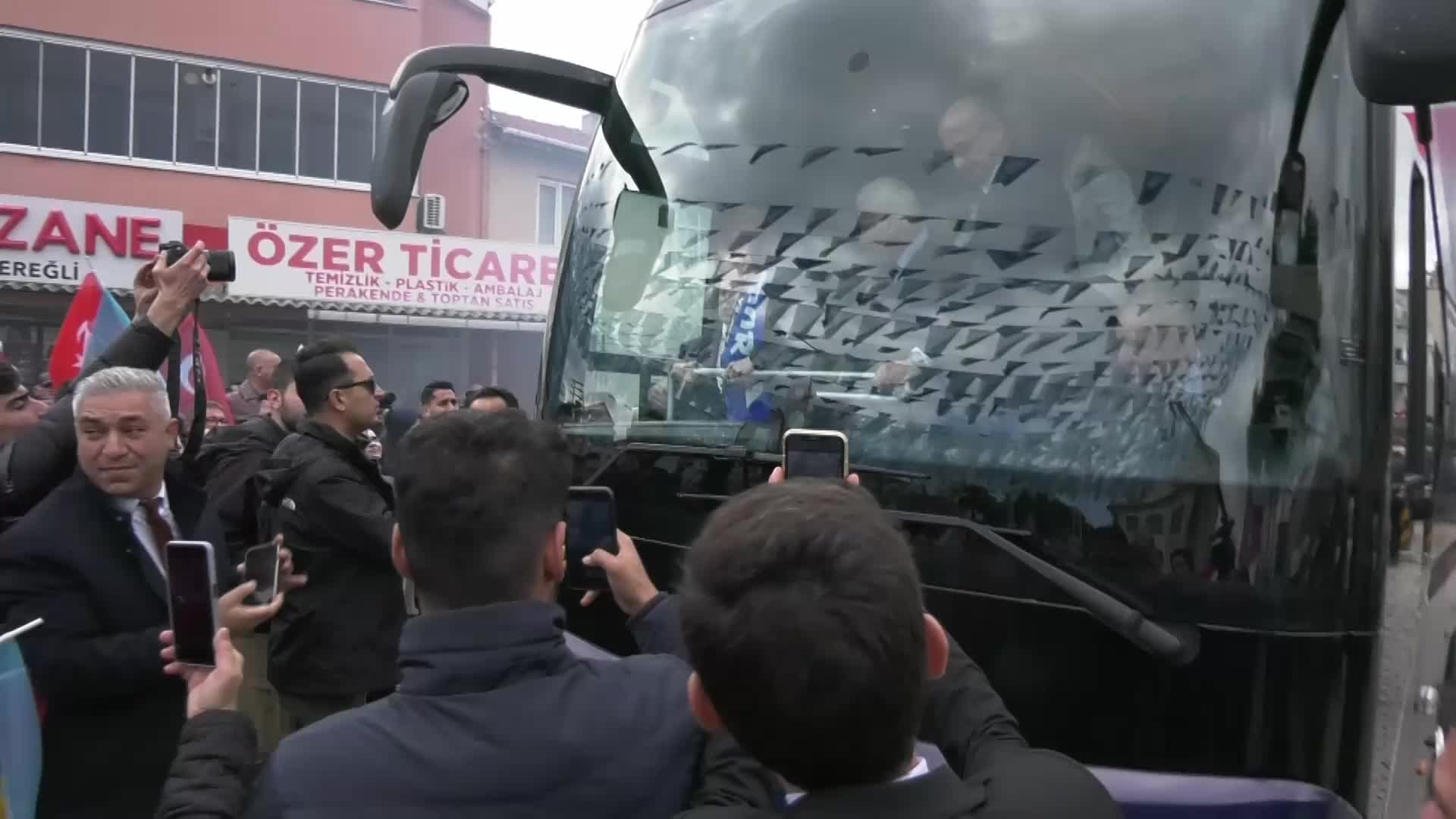 AKŞENER İLE ESNAF ARASINDA DİKKAT ÇEKEN DİYALOG: "ANANI BELA EDERİM BAŞINA"