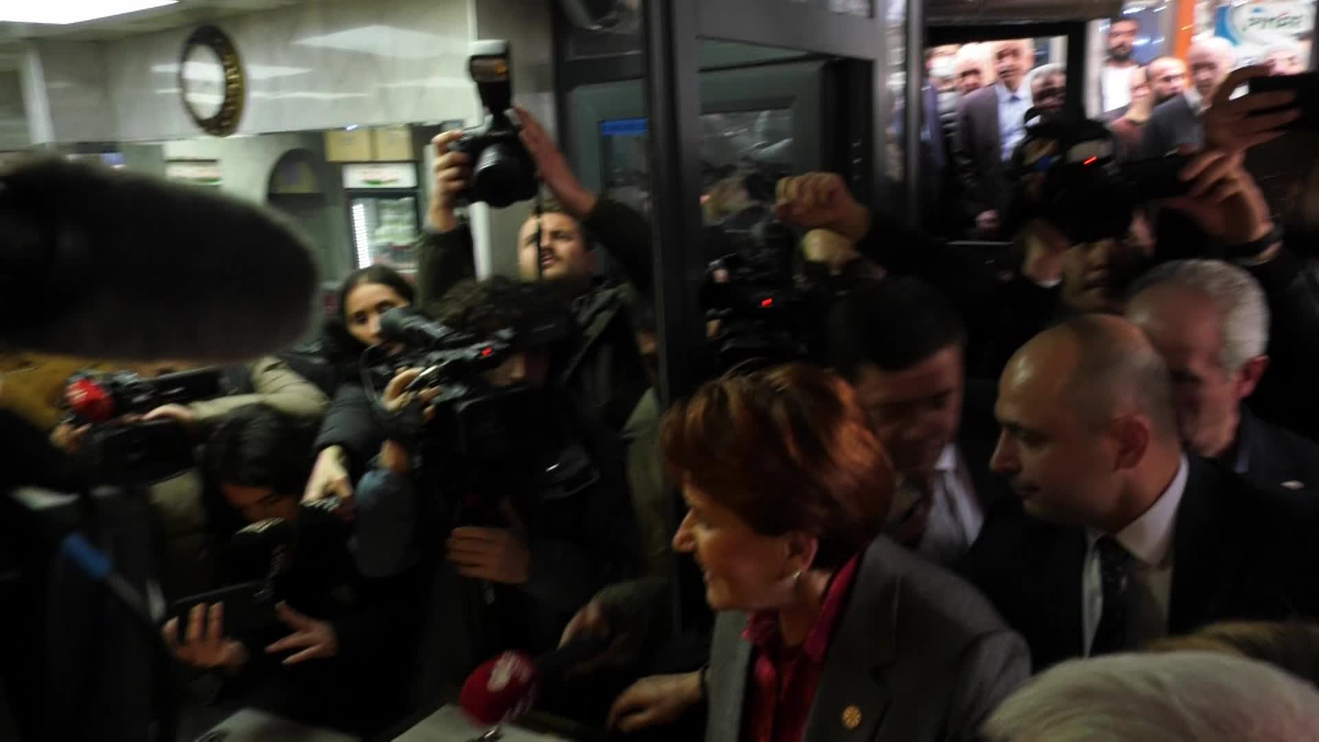 AKŞENER, YENİMAHALLE’DE ESNAFI ZİYARET ETTİ... VATANDAŞ DERT YANDI: “BİZ DE BURADA AÇ, SUSUZ GEZİYORUZ. NE ET YİYORUZ, NE BUT YİYORUZ, NE SÜT YİYORUZ HER ŞEY ATEŞ PAHASI”