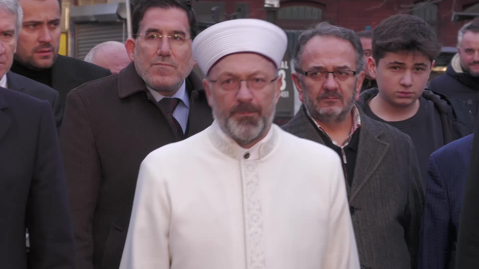 ALİ ERBAŞ, SALDIRIYA UĞRAYAN SANTA MARİA KİLİSESİ'NDE: “BİRLİĞİMİZE, BERABERLİĞİMİZE ZARAR VERECEK HER TÜRLÜ KÖTÜLÜKLERE KARŞI TOPLU OLARAK MÜCADELE EDECEĞİZ İNŞALLAH”