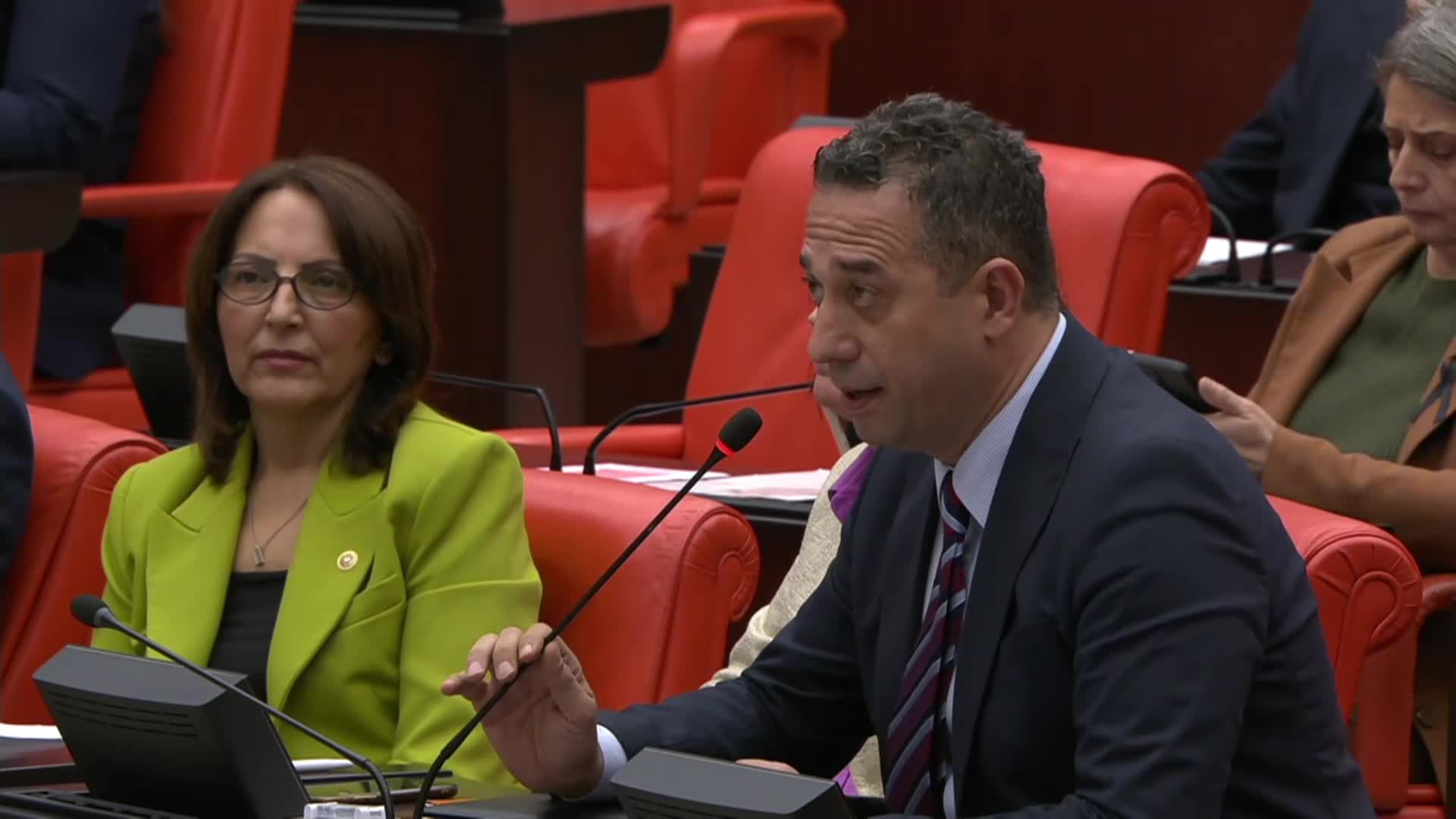 ALİ MAHİR BAŞARIR'DAN AKP'Lİ USTA'YA: “BAYRAK, VATAN KONUSUNDA BİLİNÇALTINI DIŞARI VURDU. ÇÜNKÜ BİLİNÇALTINDA ONLAR İÇİN VATAN VE BAYRAK SADECE BİR TEFERRUAT”