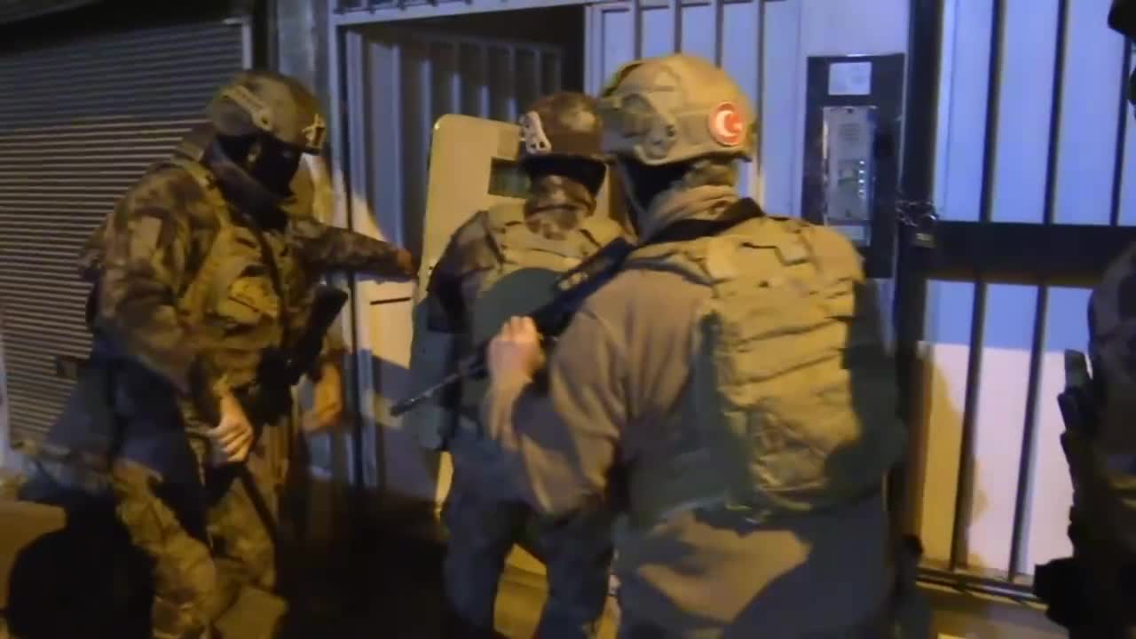 ALİ YERLİKAYA: “33 İLDE DEAŞ TERÖR ÖRGÜTÜNE YÖNELİK EŞ ZAMANLI OLARAK GERÇEKLEŞTİRİLEN 'KAHRAMANLAR-49' OPERASYONLARINDA 147 ŞÜPHELİ YAKALANDI”