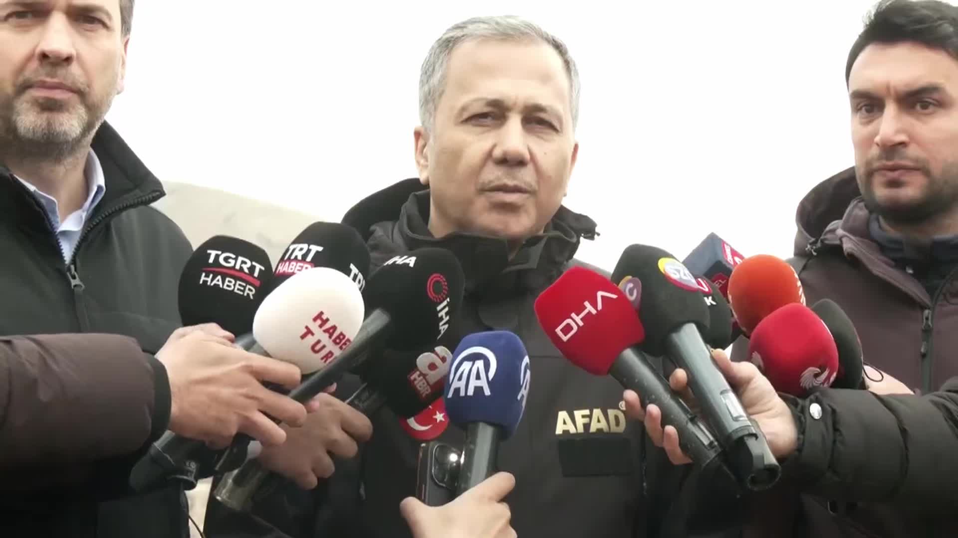 ALİ YERLİKAYA VE ALPARSLAN BAYRAKTAR İLİÇ'TE... YERLİKAYA: “9 CANIMIZ ŞU ANDA BU TOPRAĞIN ALTINDA. SABIR, ŞU ANDA EN FAZLA İHTİYACIMIZIN OLDUĞU DUYGU"