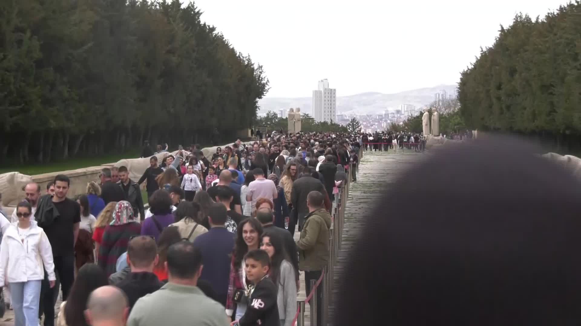 ANITKABİR'E BAYRAMDA ON BİNLERCE ZİYARETÇİ AKINI...  