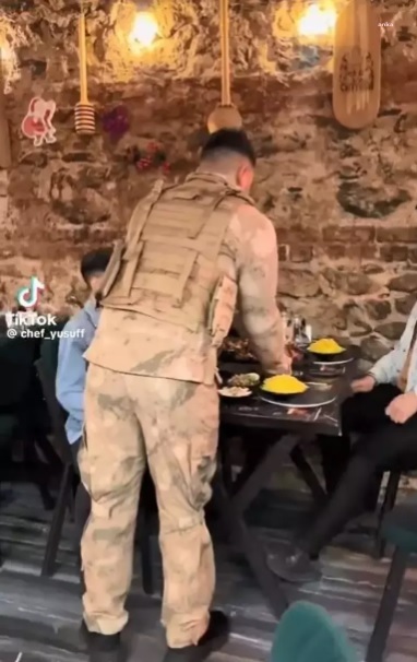 ASKER ÜNİFORMASIYLA SERVİS YAPILAN RESTORANIN TURİZM İŞLETME BELGESİ İPTAL EDİLDİ