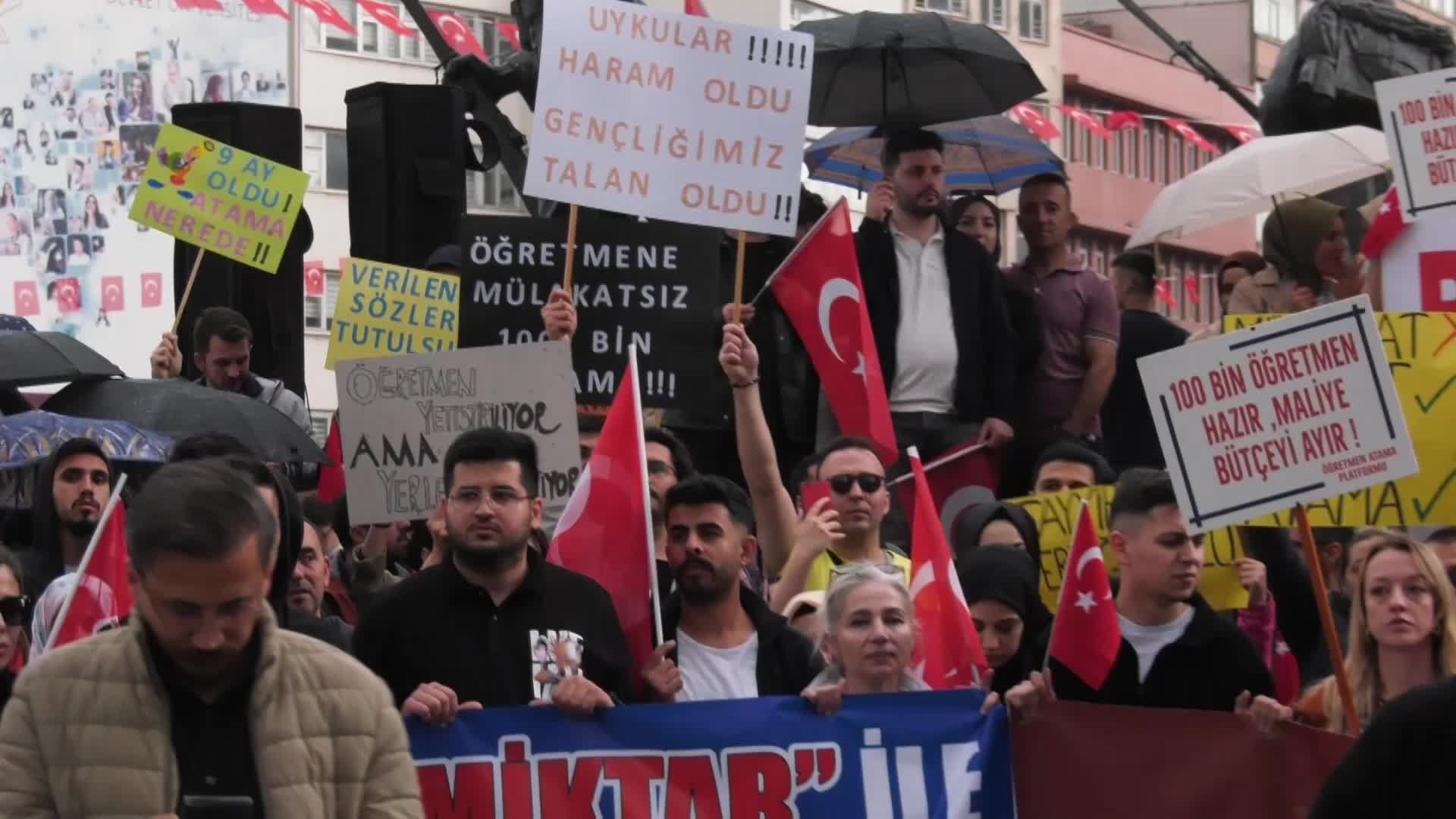 ATANAMAYAN ÖĞRETMENLER ANKARA’DA EYLEM YAPTI: “2023 KPSS PUANI VE SIRALAMALARIMIZLA MÜLAKATSIZ 68 BİN ÖĞRETMEN ATAMASININ YAPILMASIYLA BİRLİKTE GÖREVİMİZİ YURDAN HER BİR KÖŞESİNDE İCRA ETMEYE HAZIRIZ"