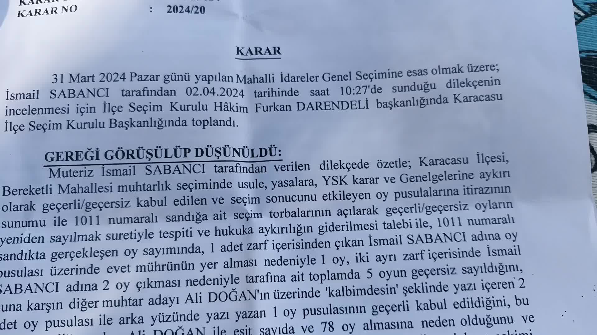 AYDIN KARACASU'DA İSMAİL SABANCI, RAKİBİNİN OY ZARFINDAN ÇIKAN "KALBİMDESİN" YAZISI SAYESİNDE MUHTARLIK YARIŞINI KAZANDI