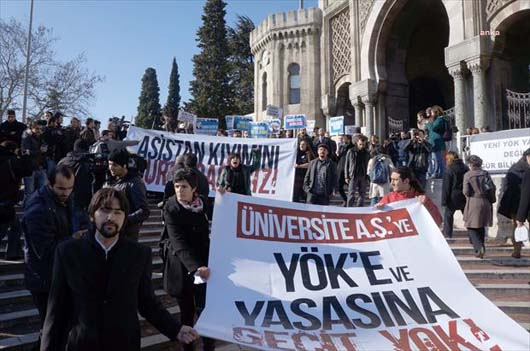 AYM, İZİNSİZ BİLDİRİ DAĞITAN, AFİŞ ASAN ÖĞRENCİLERE DİSİPLİN CEZASI GETİREN YÖK KANUNU MADDESİNİ İPTAL ETTİ: “ÖĞRENCİLERİN İFADE ÖZGÜRLÜKLERİNE YÖNELİK SINIRLAMA NİTELİĞİ TAŞIDIĞI AÇIKTIR”