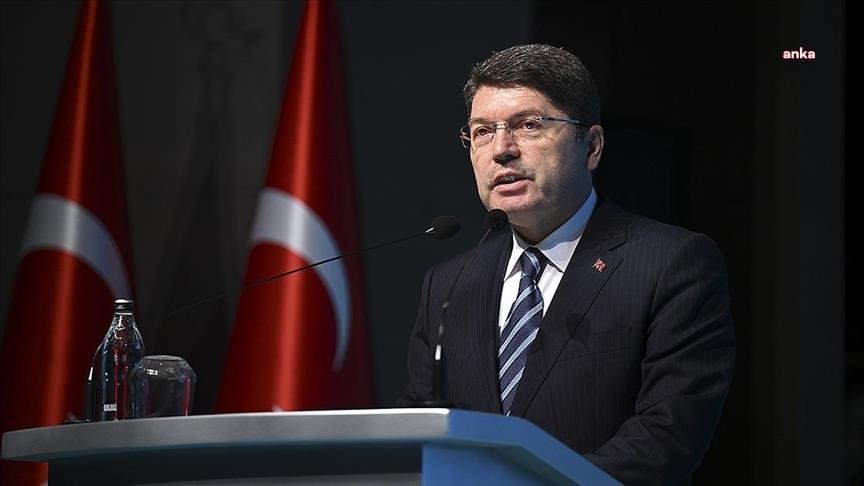 Bakan Tunç: "İzmir'de çıkan ve 3 kişinin hayatını kaybettiği orman yangınıyla ilgili 4 şüpheli gözaltına alınmıştır"