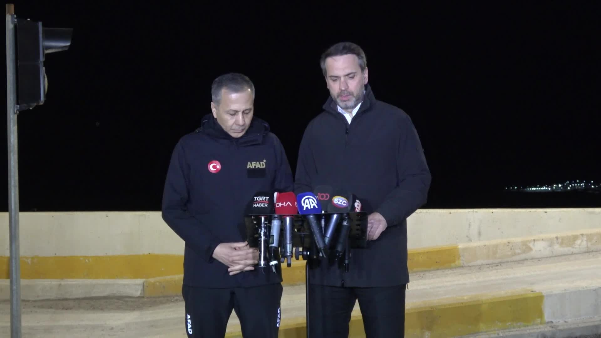 BAKANLAR YERLİKAYA VE BAYRAKTAR, İLİÇ MADEN SAHASINDA "ARAMA FAALİYETLERİNİN DURDURULDUĞUNU" AÇIKLADI: "YIĞININ KAYMAMIŞ BÖLGELERİNDE CİDDİ BİR HAREKETLİLİK VAR"