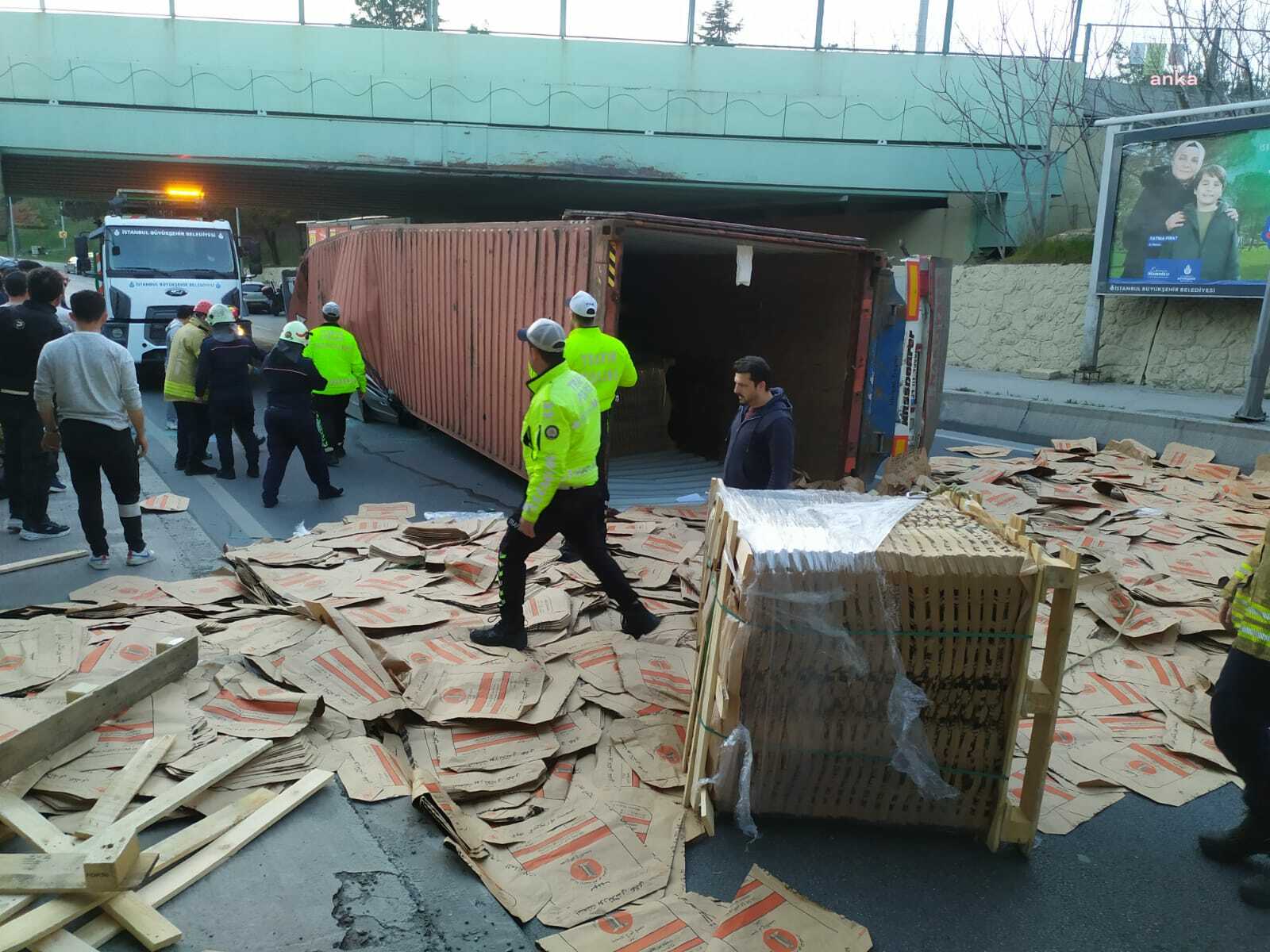Bakırköy'de Tır Devrildi