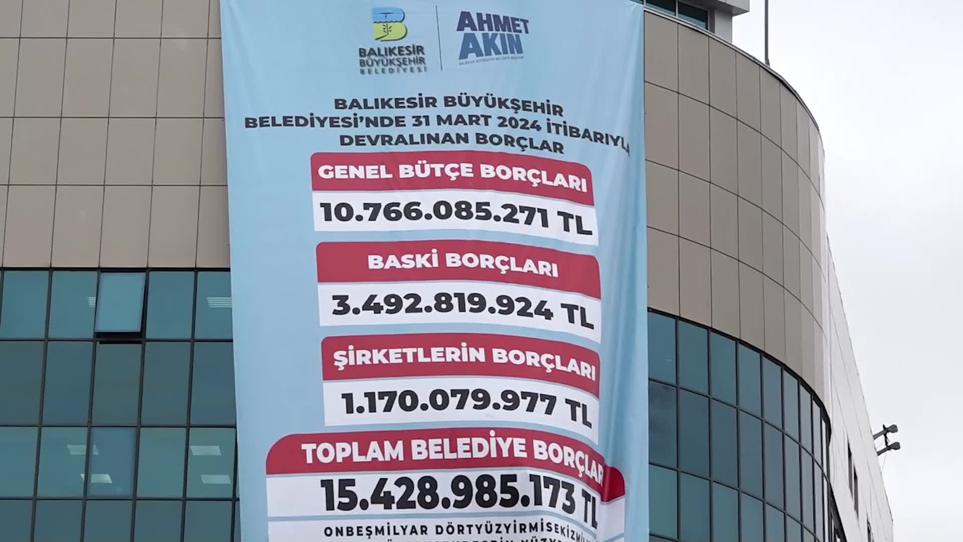 BALIKESİR BÜYÜKŞEHİR BELEDİYESİ'NİN BORCU BELEDİYE BİNASINA ASILDI... AHMET AKIN: "ASLA 'ENKAZ DEVRALDIK' DEMEYECEĞİZ. MAZERET DEĞİL İŞ ÜRETECEĞİZ"