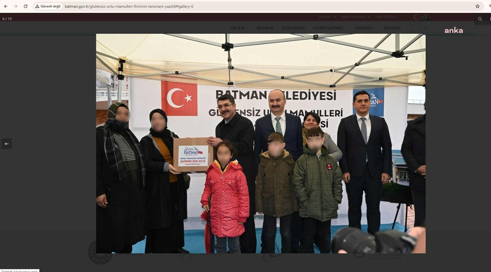 BATMAN'DA AKP’Lİ VEKİL, KAYYUM VE KAYYUMUN EŞİNİN ÇÖLYAK HASTALARINA GIDA YARDIMINI FOTOĞRAFLA TEŞHİR ETMESİ TEPKİ ÇEKTİ