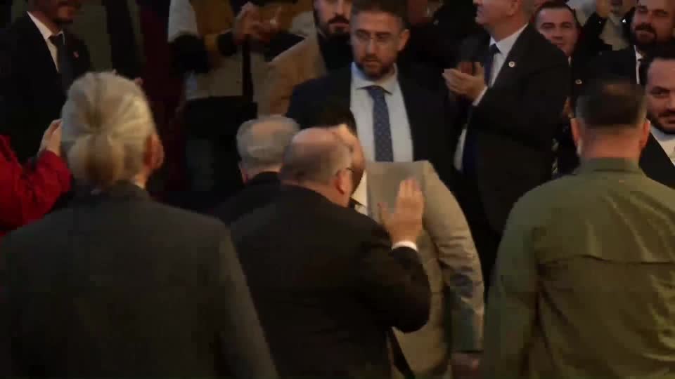 BTP GENEL BAŞKANI HÜSEYİN BAŞ: “SENİ AÇLIĞA MAHKUM EDENLE SENİN KAPINA SEÇİM ZAMANI BİR POŞET KUMANYA BIRAKAN AYNI KİŞİ. BUNLARDA NE GEZER İNANÇ, NE GEZER DİN, NE GEZER İMAN”