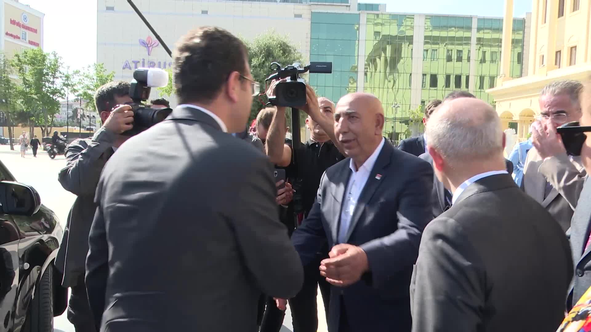 Büyükçekmece Belediye Başkanı Akgün’ü tebrik eden İmamoğlu: “İlçelerdeki her en başarılı 5 yıl, İstanbul’un en başarılı beş yılı demektir”