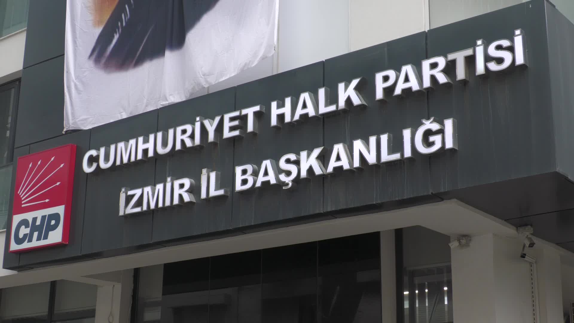 CEMİL TUGAY, CHP İZMİR İL BAŞKANLIĞI'NI ZİYARET ETTİ: "CHP'NİN İZMİR ÖRGÜTÜ TEK YÜREK OLACAK, HALKIMIZIN BİZDEN BEKLEDİĞİ BAŞARIYI ELDE EDECEĞİZ"