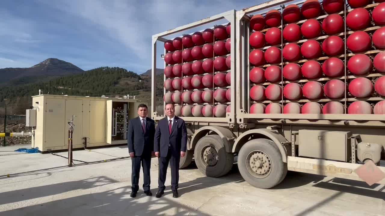 CEVDET AKAY'DAN KARABÜK'TEKİ DOĞAL GAZ DEPOLAMA ALANININ ÖNÜNDE AÇIKLAMA: "SEVKİYAT VE EMNİYET TEDBİRLERİNİN GELİŞTİRİLMESİ VE İYİLEŞTİRİLMESİNİN KAÇINILMAZ OLDUĞUNU GÖRDÜK"