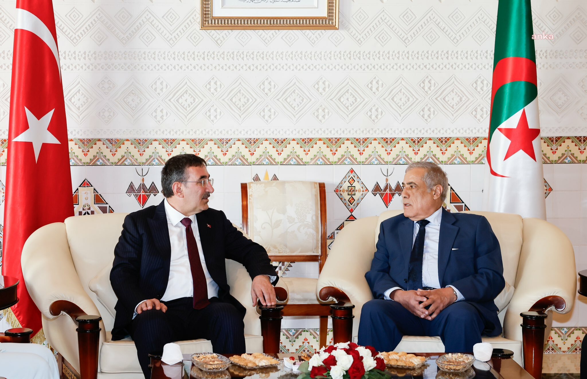 Cevdet Yılmaz, Cezayir Demokratik Halk Cumhuriyeti Başbakanı Larbaoui ile bir araya geldi