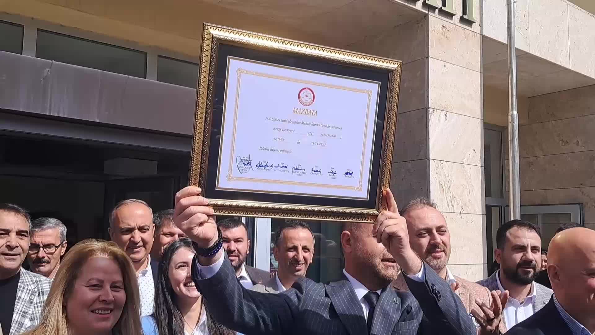 CHP, ARTVİN YUSUFELİ'NDE 56 YIL SONRA SEÇİMİ KAZANDI. BELEDİYE BAŞKANI BARIŞ DEMİRCİ: "YENİ ROZETİMİZ MUSTAFA KEMAL ATATÜRK VE TÜRK BAYRAĞIDIR"