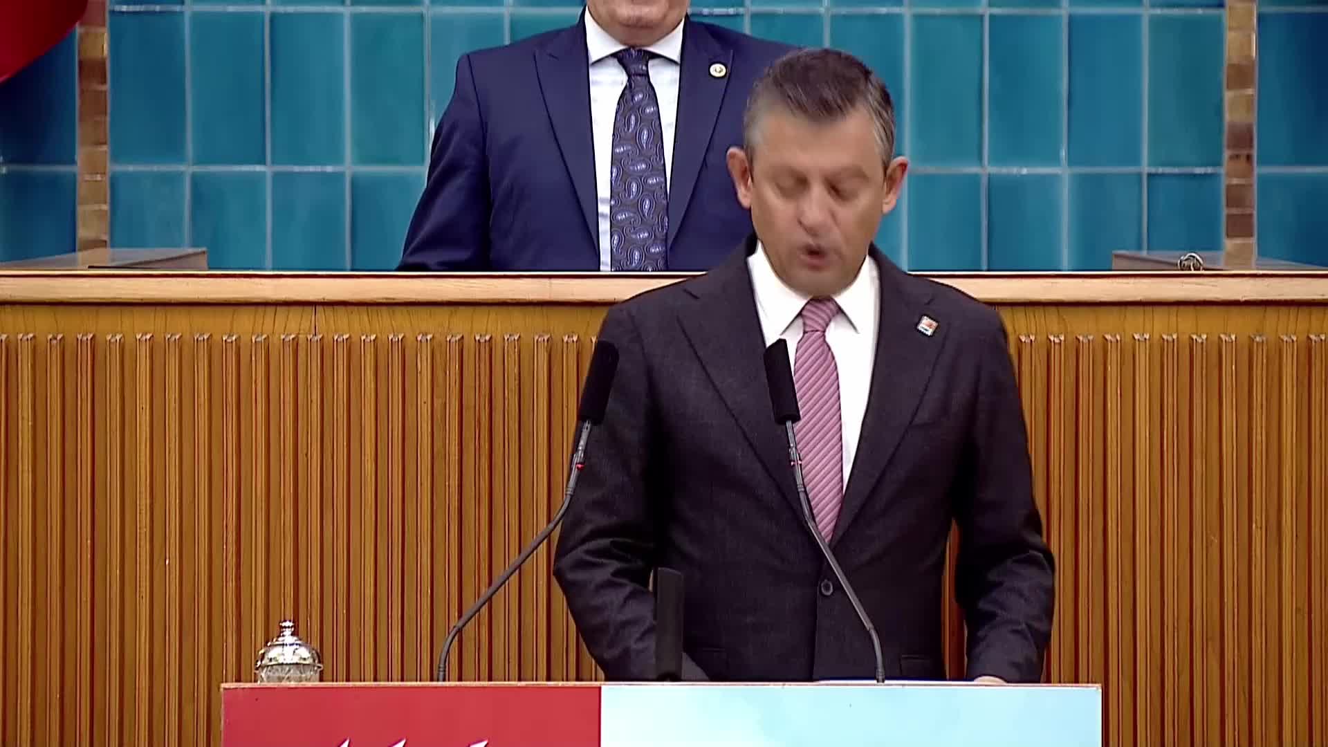 CHP grup toplantısı... Özgür Özel,  İliç maden alanıyla ilgili ''ÇED olumlu'' raporunda Murat Kurum'un imzası olan belgeyi gösterdi