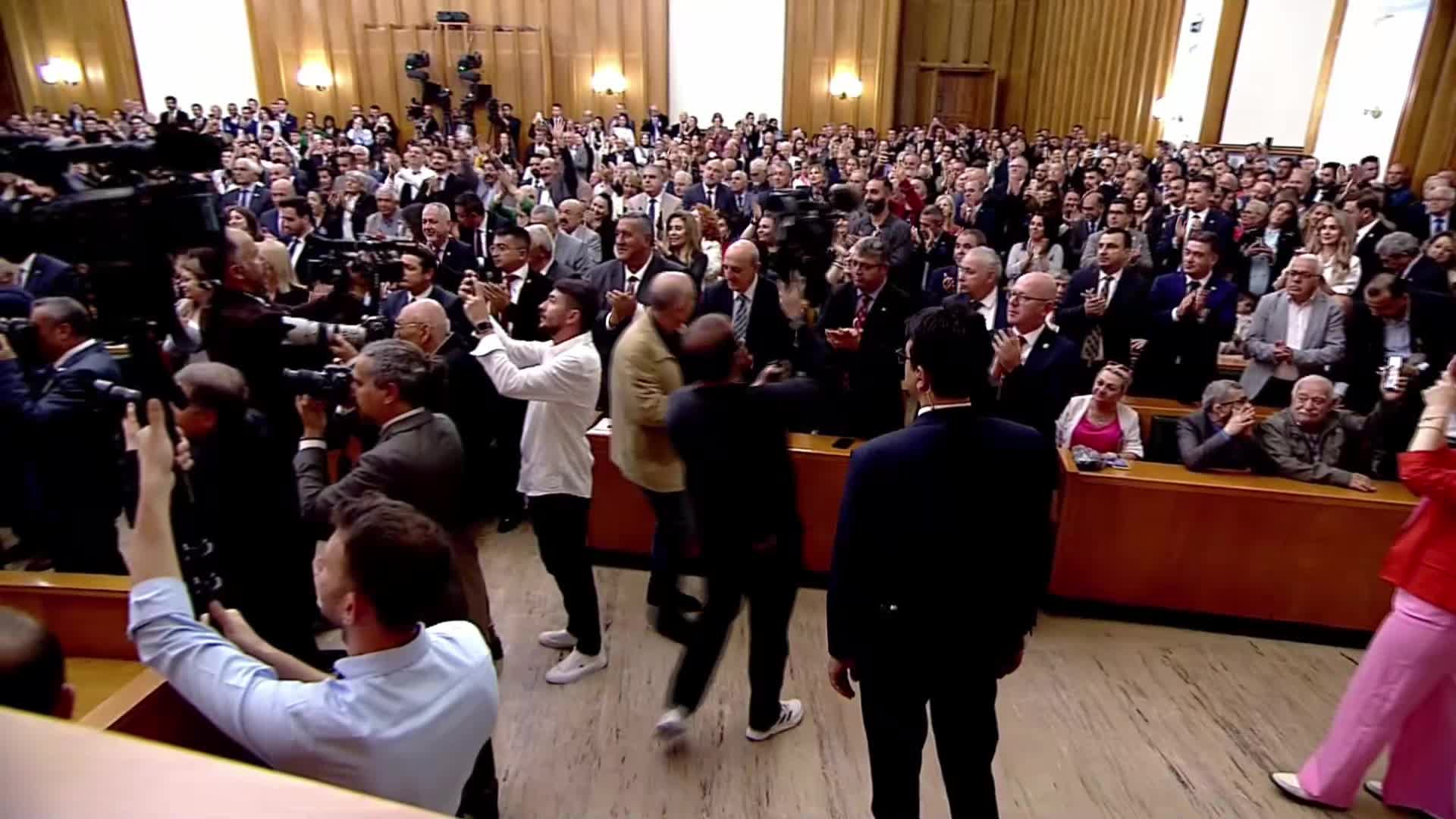 CHP Grup toplantısı... Özgür Özel, Şimşek’i eleştirdi: Ya insanda birazcık utanma olur. Bir yılda servet sahiplerinin 660 milyar liralık vergisini kim affettiyse vergi kaçırtan da vergi kaçıran da olur”