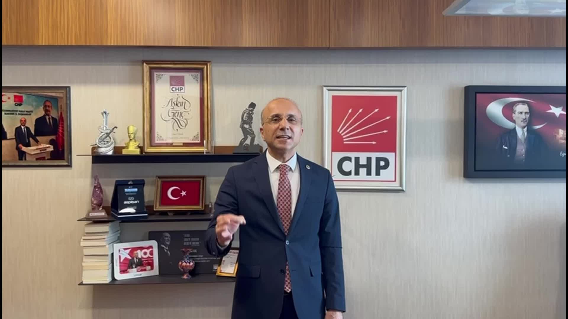 CHP’Lİ AŞKIN GENÇ, EMEKLİ İKRAMİYESİNDE YAPILACAK BİN LİRA ARTIŞI ELEŞTİRDİ: “BİBERİN KİLOSU 60 TL, KIYMANIN KİLOSU 450-500 TL. NE VERİLEN İKRAMİYE NE DE EMEKLİYE ÖDENEN 10 BİN TL MAAŞLAR YETERLİ”
