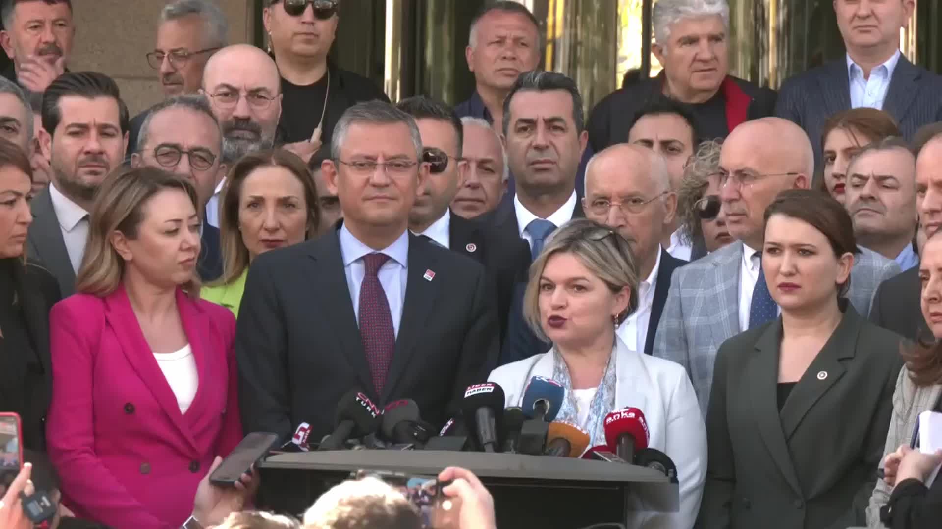 CHP'LİLER HATAY İÇİN YSK ÖNÜNDE... "3 BİN 389 ÖLÜ SEÇMEN BULUNMAKTADIR,  SEÇİMİN İPTALİNİ İSTİYORUZ"