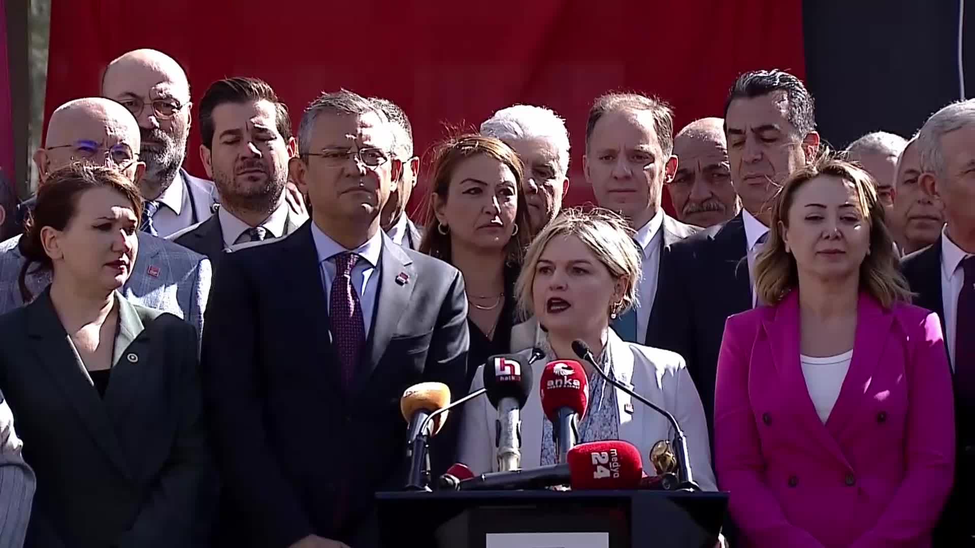 CHP'LİLER HATAY İÇİN YSK ÖNÜNDE... SELİN SAYEK BÖKE: “YARIN HEPİNİZİ İRADEMİZE SAHİP ÇIKMAK VE HATAY’IN HEPİMİZİN ŞAHSİ MESELESİ OLDUĞUNU HATIRLATMAK ÜZERE BURAYA DAVET EDİYORUZ” 