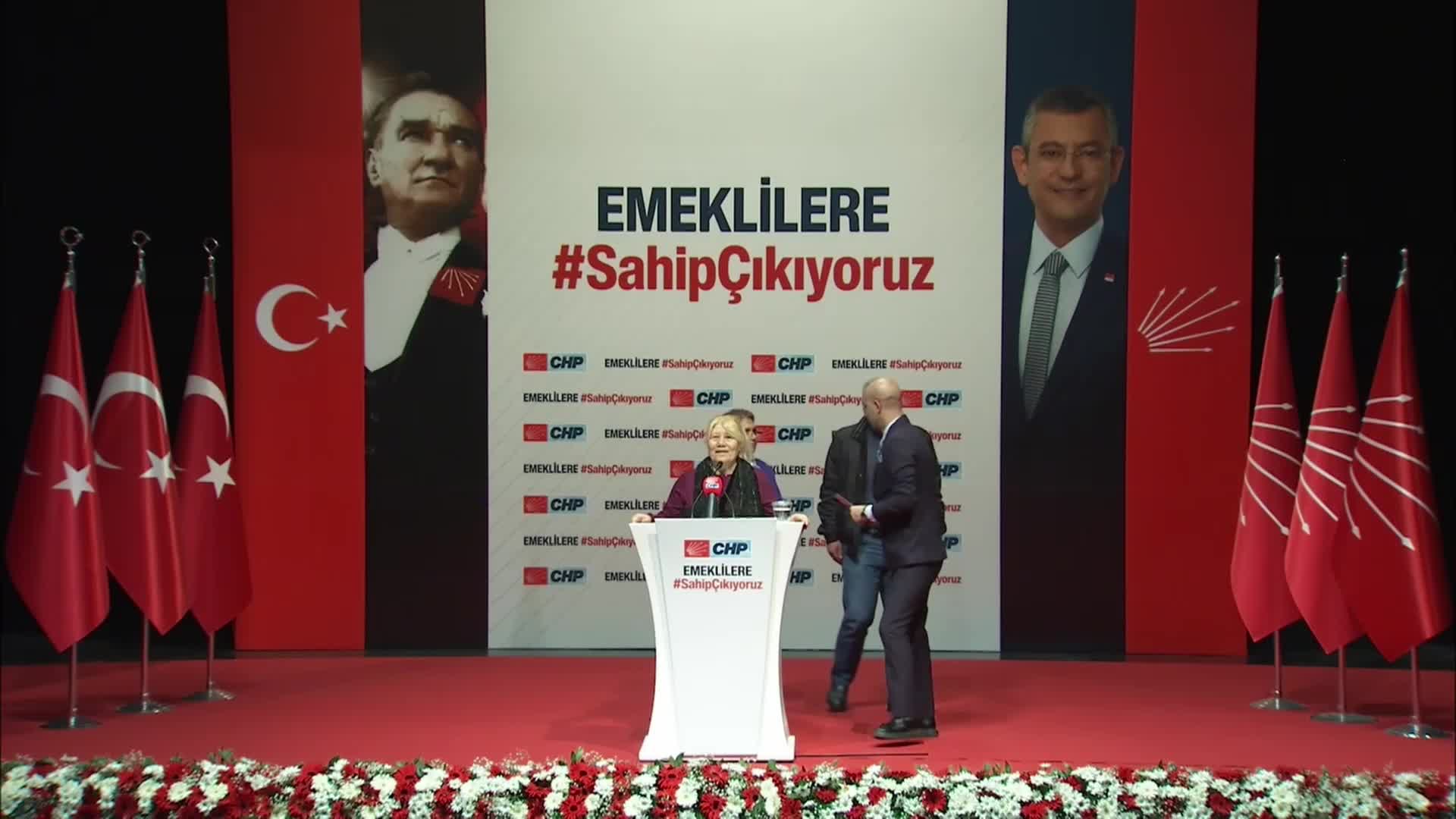CHP’NİN “EMEKLİLER BULUŞMASI” PROGRAMINA KATILAN 80 YAŞINDAKİ FATMA KÖKSOY: “GEÇİMİM YOK. KREDİ KARTIM VARDI 700 LİRA LİMİTİM VAR. BİR ŞEYLER ALDIM, KASADA KALDIM YARISINDA. YİYECEĞİM SIFIR. VALLAHİ AÇIZ”