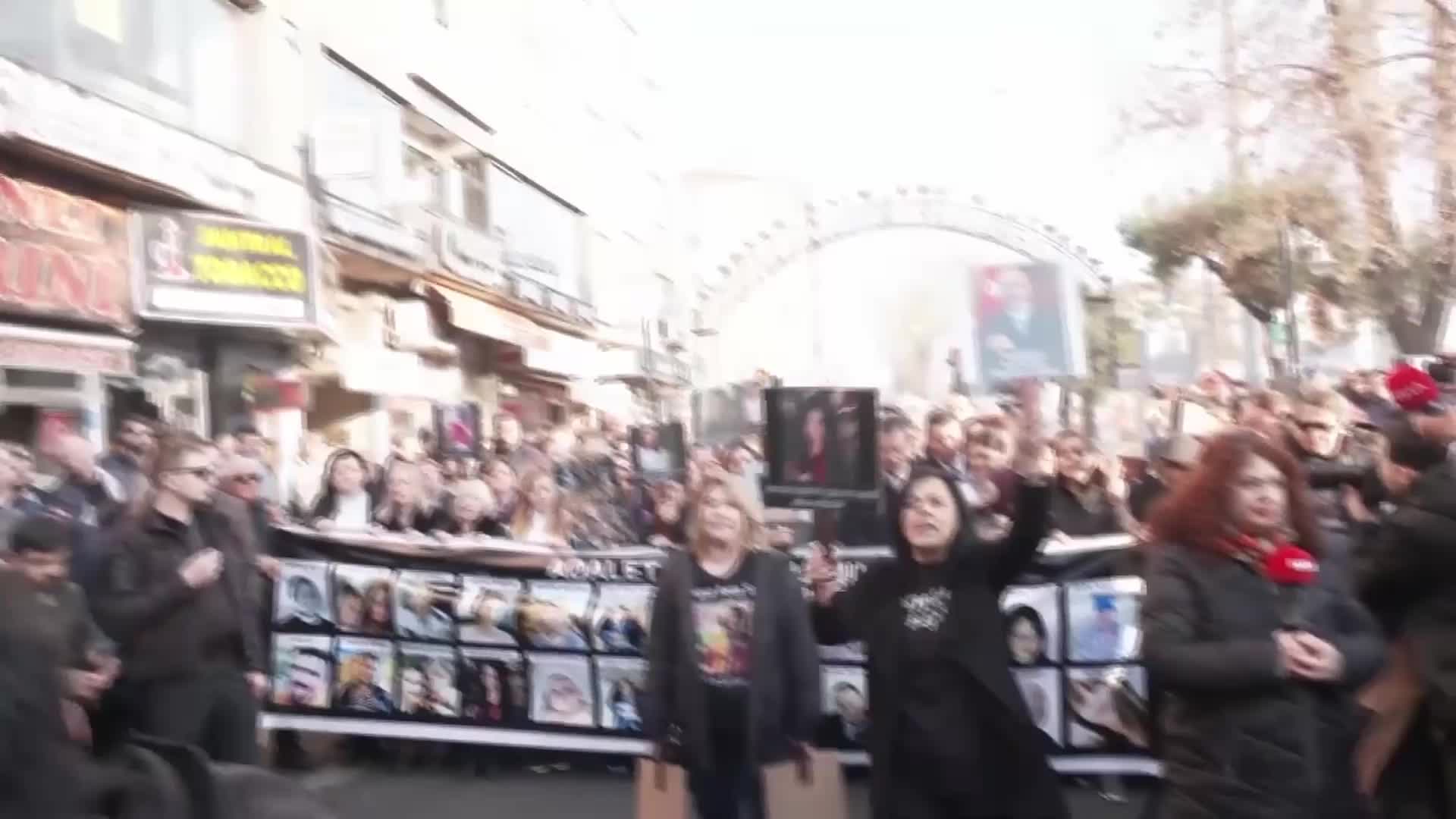 ÇORLU TREN FACİASI DAVASI ÖNCESİ AİLELER, ÖZGÜR ÖZEL İLE BİRLİKTE MAHKEME ÖNÜNE KADAR YÜRÜDÜ. DURUŞMA, 25 NİSAN’A ERTELENDİ