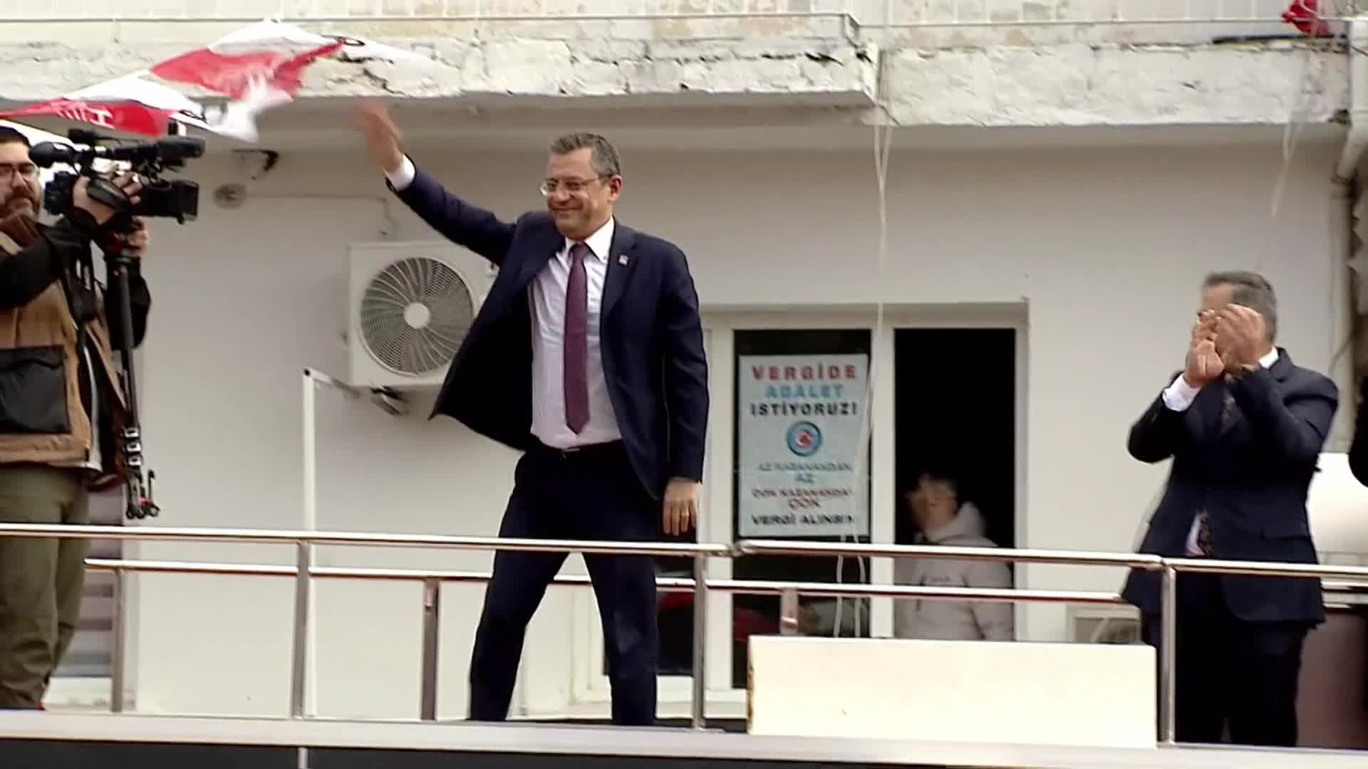  ÖZGÜR ÖZEL'DEN EMEKLİYE BAYRAM İKRAMİYESİ TEPKİSİ : “10 LİRAYLA EMEKLİNİN GEÇİNMESİNİ BEKLİYOR”