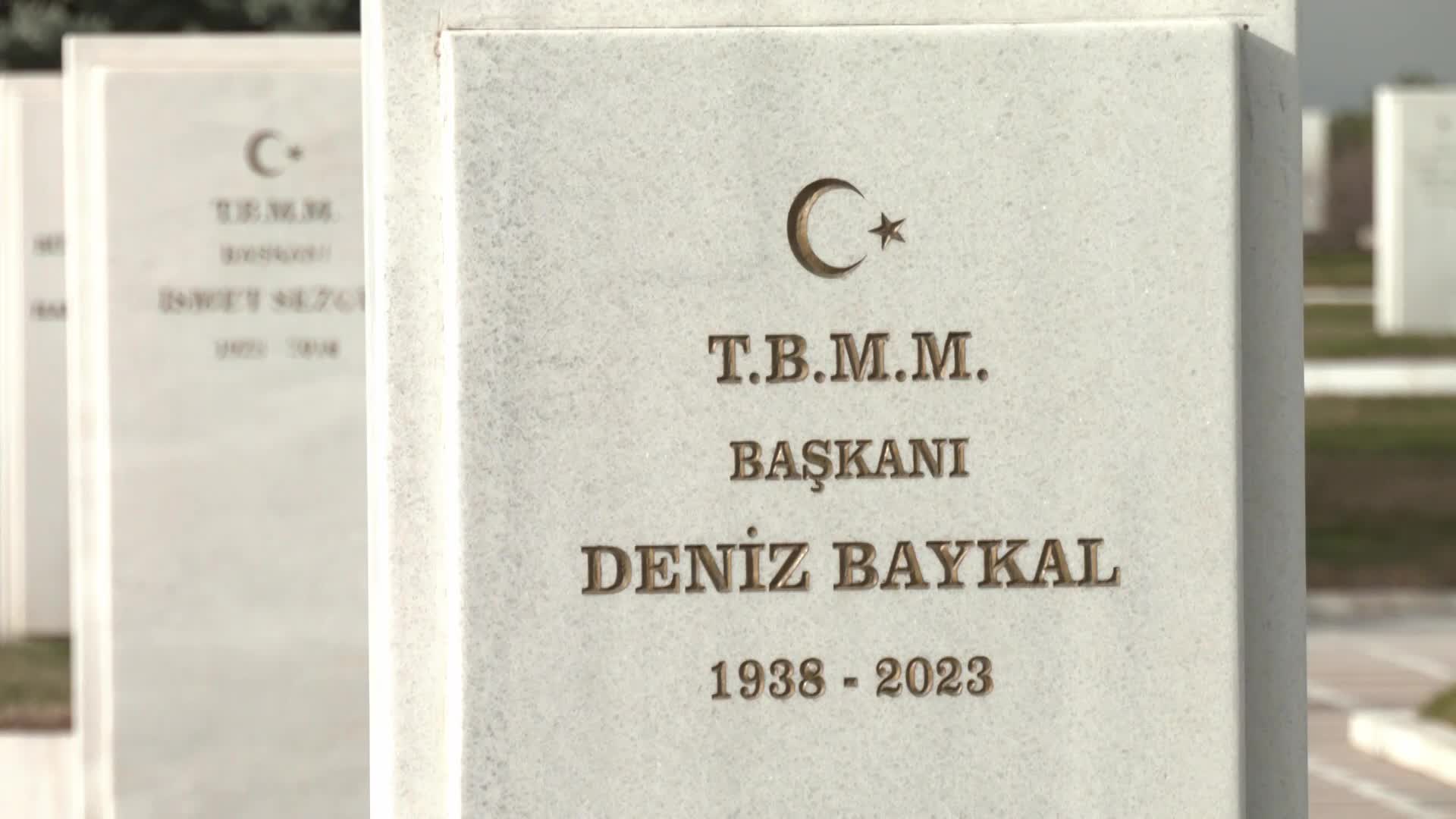 DENİZ BAYKAL ÖLÜM YIL DÖNÜMÜNDE MEZARI BAŞINDA ANILDI... ÖZGÜR ÖZEL: “ATATÜRK'ÜN, BAYKAL'IN, İNÖNÜ'NÜN, ECEVİT'İN VE KILIÇDAROĞLU'NUN DA PARTİSİNİ İKTİDAR YAPTIĞIMIZDA VEFAMIZI GÖSTERMİŞ OLACAĞIZ. MEZARI BAŞINDA SÖZ VERİYORUZ”