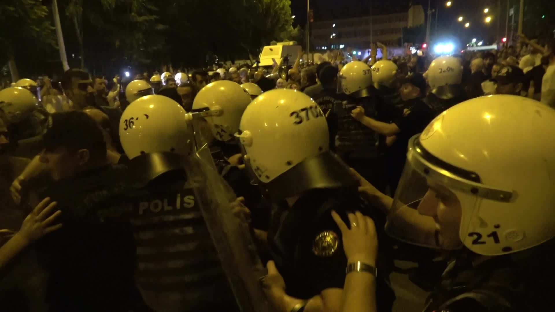 Diyarbakır’da gergin yürüyüş... 