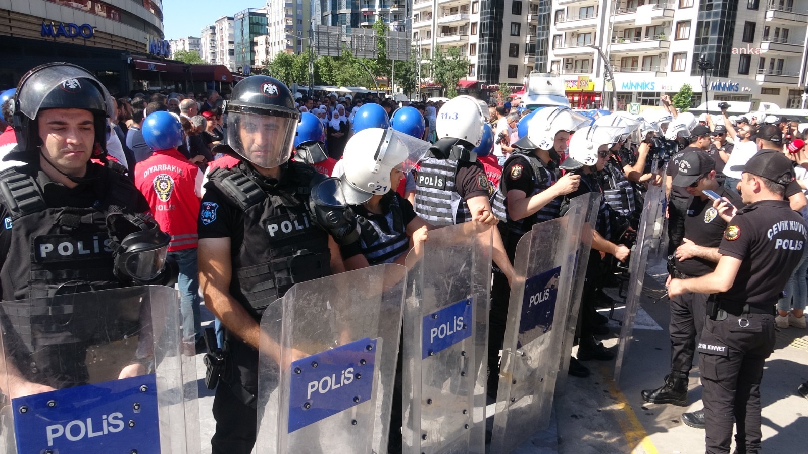 Doğu ve Güneydoğu’nun birçok kentinde eylem ve etkinlikler yasaklandı