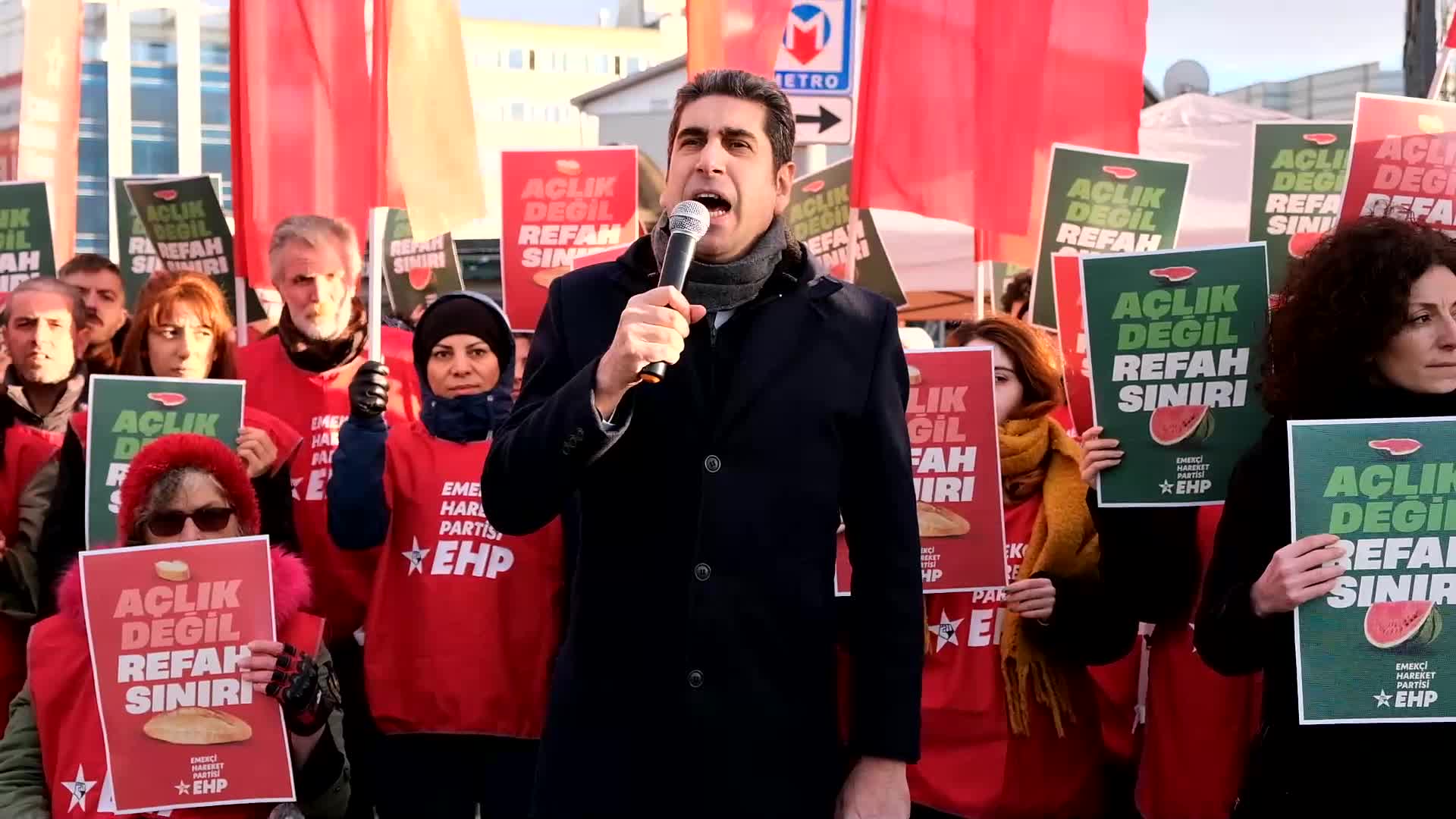 EHP’DEN KADIKÖY’DE ‘ASGARİ ÜCRET’ EYLEMİ: “EĞER BU ÜLKEDEKİ KİŞİ BAŞINA DÜŞEN MİLLİ GELİR AYDA BİN DOLARSA ONUN KARŞILIĞI OLAN 30 BİN LİRAYI BU İŞÇİ KARDEŞLERİMİZE VERECEKSİNİZ"