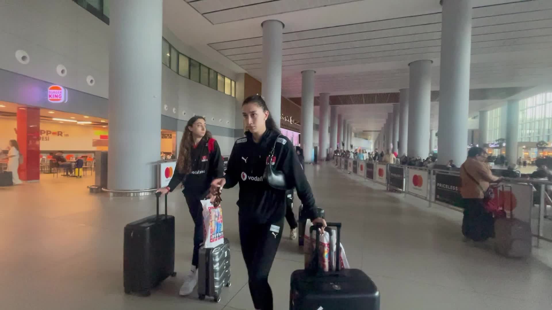 Ekonomi sınıfında gittiler, ABD dahil 4 takımı devirip "business" ile döndüler