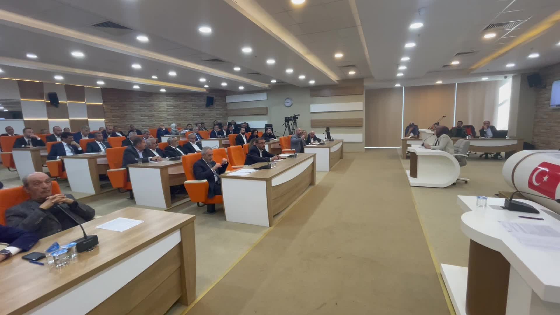 ELAZIĞ BELEDİYE MECLİSİ'NDE KOMİSYON ÜYE SAYISINI 5’TEN 3’E DÜŞÜREN AKP’Lİ BAŞKANA CHP’Lİ AKKOÇ’TAN TEPKİ: "İNTİKAM ALMAYA ÇALIŞIYOR"