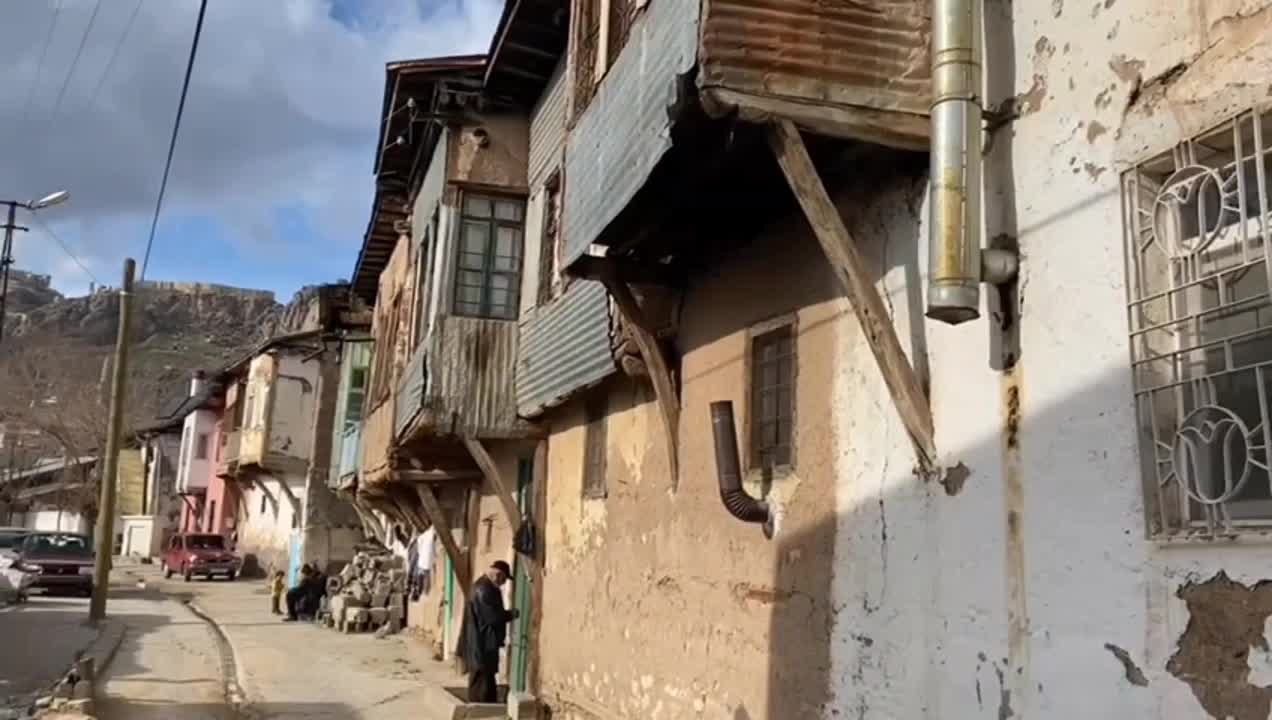 ELAZIĞ ULUKENT MAHALLESİ'NDEKİ TESCİLLİ YAPILAR DEPREMLERDE HASAR ALDI, VATANDAŞLAR RESTORE EDİLMESİNİ BEKLİYOR