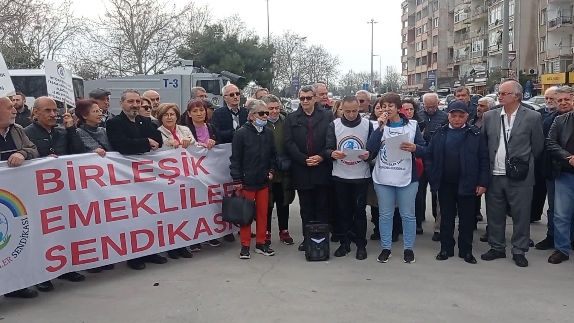 EMEKLİLERİN EYLEM YAPTIĞI MEYDANDA AKP SEÇİM ÇALIŞMALARI KAPSAMINDA BALIK EKMEK DAĞITTI, UZUN KUYRUK OLUŞTU