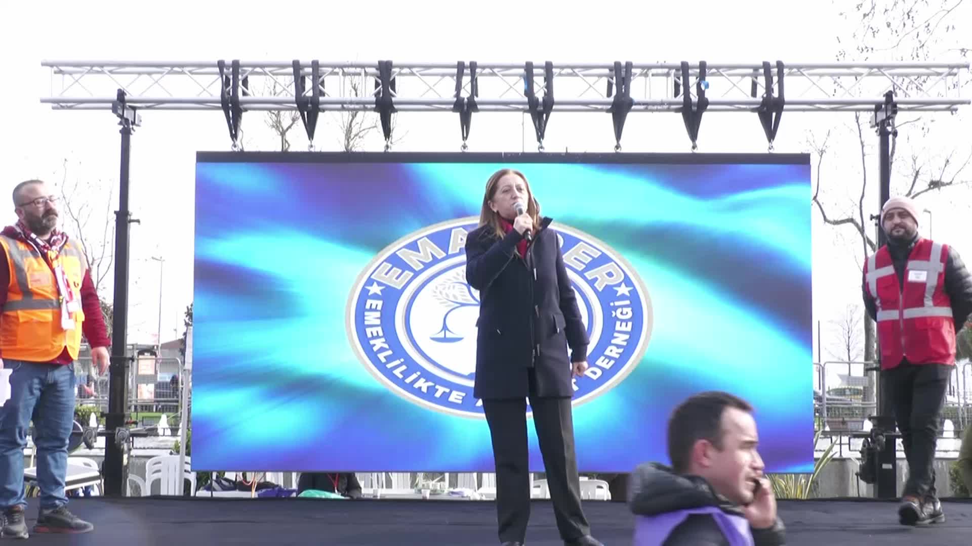 EMEKLİLİKTE ADALET DERNEĞİ’NDEN İSTANBUL’DA MİTİNG: “KİMSEYE VERECEK 20 YILIMIZ YOK. BU VEBAL İLE SEÇİME GİTMEK SİZİN TERCİHİNİZ AMA BUNUN HESABINI SANDIKTA SORMAK DA BİZİM HAKKIMIZ”