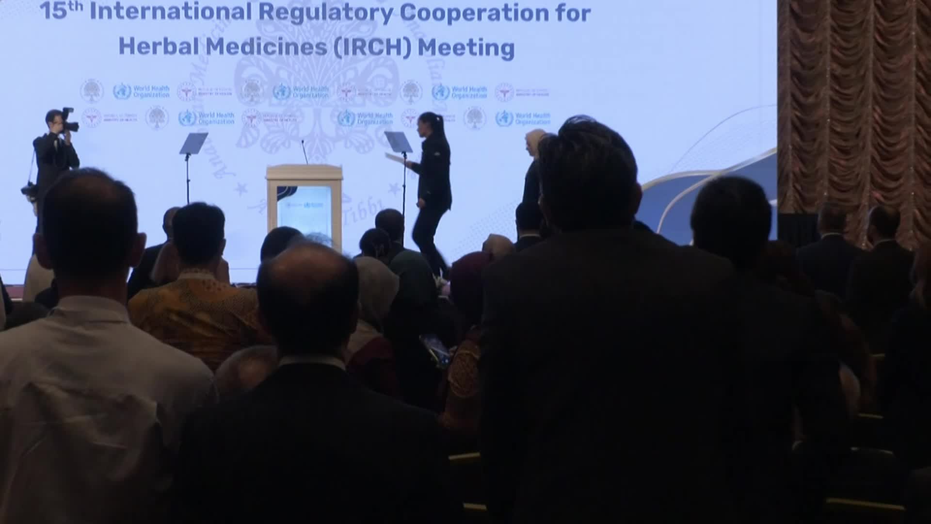 EMİNE ERDOĞAN:  ANADOLU TOPRAKLARI, SAHİP OLDUĞU 3 BİNİ ENDEMİK, TOPLAM 12 BİN BİTKİ TÜRÜYLE BİTKİLERLE TEDAVİ ALANINDA MÜSTESNA BİR YERE SAHİPTİR 